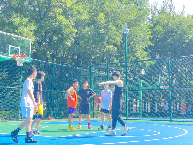 网友偶遇陈飞宇打篮球 穿无袖背心生图状态好绝