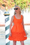 安雅·泰勒-乔伊橙色连衣裙出街 精致优雅甜酷可人