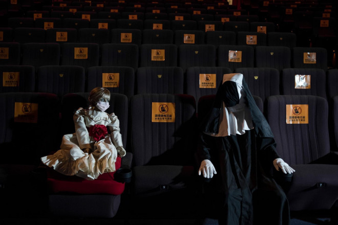 你敢吗？安娜贝尔和鬼修女陪看电影《致命感应》