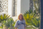 当地时间9月7日，“小丑女”玛格特·罗比现身新作《巴比伦》（Babylon）洛杉矶片场。顶着一头蓬松金发的她，穿长T恤玩起“下半身失踪”。