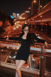 欧阳娜娜夜景氛围感大片 黑色吊带秀香肩性感酷飒