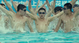 “扑水少年”受国庆阅兵启发 做更具男子力量气质的花游编舞