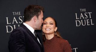 大本新片《最后的決斗》首映 紅毯擁吻女友洛佩茲