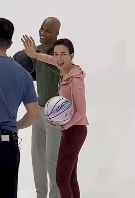 卢靖姗直播玩篮球与马布里比手 俏皮互动活力十足(狗狗转世的电影)