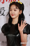 甜心少女！章若楠小黑裙現(xiàn)身 雙馬尾發(fā)型俏皮可愛