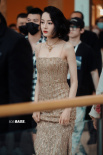 女明星来了！热巴穿鎏金吊带裙 复古短发经典优雅