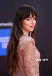 《暗处的女儿》伦敦首映 达妹绝美回眸惊艳全场