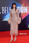 《暗处的女儿》伦敦首映 达妹绝美回眸惊艳全场