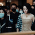 女明星来了！热巴穿鎏金吊带裙 复古短发经典优雅