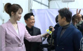 黃渤王寶強接受采訪開啟相聲模式 成龍 吳京后臺頑皮“搶鏡”