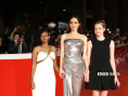 朱莉攜女兒優(yōu)雅出席《永恒族》首映 香肩鎖骨吸睛