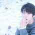 劉宇冬日暖陽寫真 著灰色毛衣站立雪中清爽帥氣
