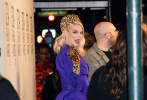 当地时间11月10日，美国纽约，安雅·泰勒-乔伊出席2021CFDA时尚大奖。安雅·泰勒-乔伊身穿一袭复古紫洋装+豹纹配饰现身，瞬间成为红毯亮点，将一般人难以驾驭的灾难单品，演绎的时尚摩登。当晚，她还一举拿下了年度人物奖。