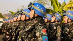 《蓝色防线》中国赴南苏丹维和部队 用生命建起蓝色防线