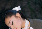 12月1日，“A妹”爱莉安娜·格兰德最新写真造型释出，高马尾搭配烟灰色over size西装，黑丝袜洒脱性感，用蝴蝶结做领结、发带点缀造型，小巧思俏皮可爱。
