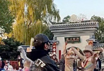 12月6日，有网友在社交平台上晒出在上海迪士尼乐园偶遇蔡徐坤的照片。照片中，蔡徐坤穿着黑色外套搭配黑色裤子和黑色围巾，戴着黑色口罩，休闲低调又有点酷。