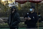 12月6日，有网友在社交平台上晒出在上海迪士尼乐园偶遇蔡徐坤的照片。照片中，蔡徐坤穿着黑色外套搭配黑色裤子和黑色围巾，戴着黑色口罩，休闲低调又有点酷。