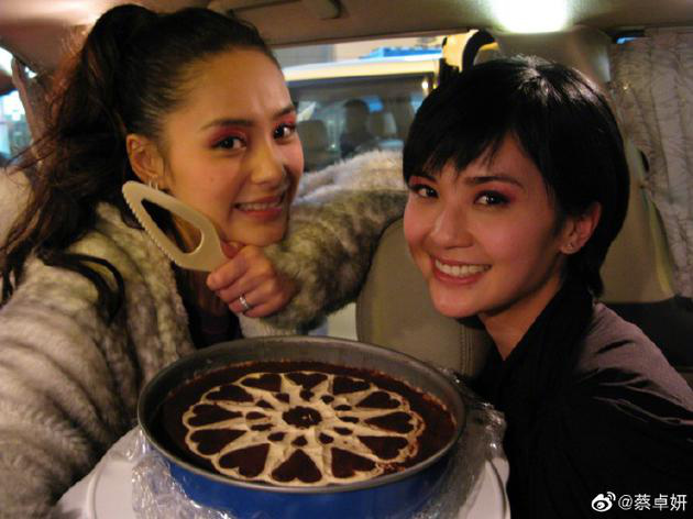 蔡卓妍和阿娇车上吃蛋糕