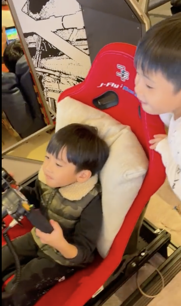 林志颖小儿子Jenson玩赛车游戏