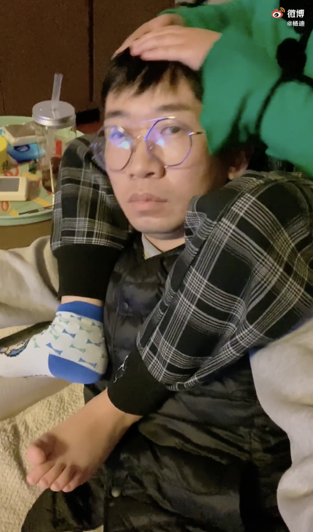 被外甥女骑脖子用腿锁喉杨迪生无可恋喊救命