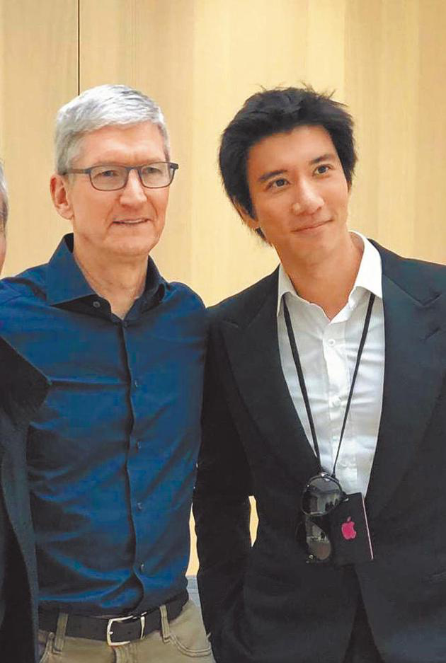王力宏（右）推出APP，苹果电脑CEO提姆库克协助迅速上架。