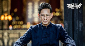 他是毒梟東叔，太監(jiān)楊金水，也是國舅爺言侯爺，更是演員王勁松