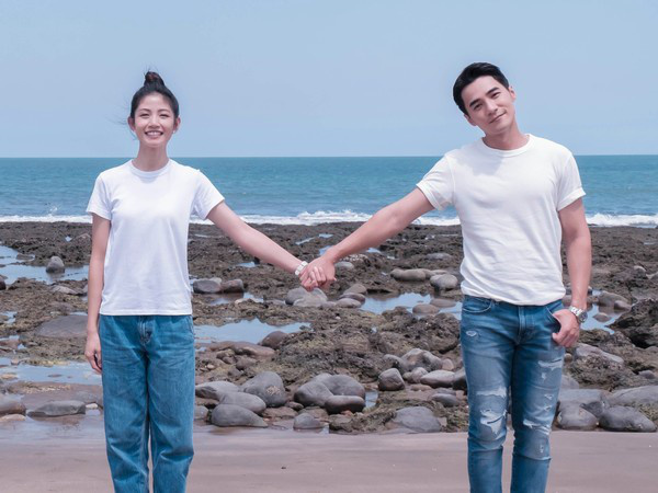 2019年，李千那曾和是元介合作戏剧《守着阳光守着你》。