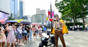 《光與夜之戀》首月預(yù)估流水過億，騰訊PK疊紙贏了嗎？