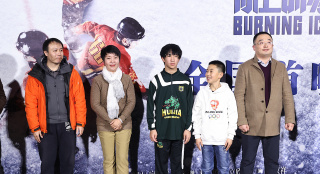 《冰上时刻》7城首映 记录冰球少年展现冬奥精神