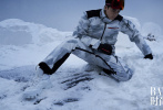 1月11日，李易峰拍摄的《时尚芭莎》电子刊时尚写真发布。李易峰身穿温暖的滑雪服，置身冰雪国度，不畏严寒，勇敢破冰向前，滑雪姿态潇洒，将冬日氛围感拉满！
​