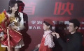 温柔“爸爸”李治廷为阿拉蕾编麻花辫 好有爱
