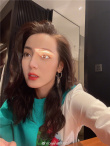 美女贴贴！迪丽热巴晒光影自拍 红唇嘟嘴俏皮美艳