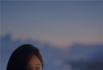 1月24日，演员赵露思在个人社交平台分享了一组海边光影氛围感大片。照片中，赵露思身穿黑色吊带裙，露出香肩美背，清纯又不失性感。