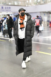 黄晓明离婚后首现身 穿长羽绒服独自出行状态好