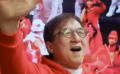 北京冬奧會(huì)開幕式中國(guó)隊(duì)入場(chǎng) 成龍電視機(jī)前高唱歌唱祖國(guó)