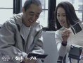 《狙击手》曝导演氛围感大片 张艺谋父女温馨同框