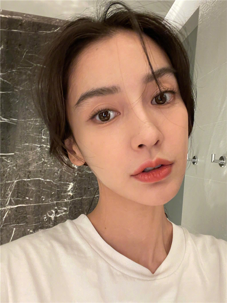 Angelababy's original camera selfie picture, the skin is transparent ...