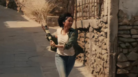 《最爱》：蒋雯丽赶猪进入死胡同，没想到竟被猪反击，笑死个人！