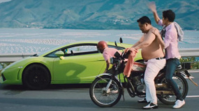 請叫我英雄：開豪車去兜風，結果沒油了，用豪車換了摩托車