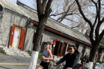 谷爱凌北京街头跑步被偶遇 腹肌抢镜妈妈骑车随行