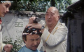 傻冒經(jīng)理：經(jīng)理想搞新潮發(fā)型，卻遭老人剃光頭，引起眾人笑話