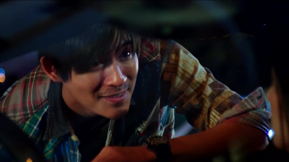 《单身男女2》：杨千嬅的车被卡中间，周渝民上演英雄救美