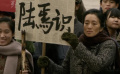 归来：丈夫从车站再出来，走到婉瑜跟前，婉瑜还是没认出来