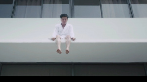 《情圣》：男人身披浴袍在高楼窗外  楼下群众喜看热闹  擦窗工爆笑传话
