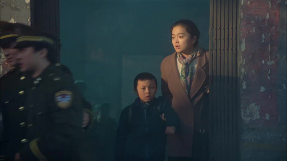 赤子威龙：一家人热热闹闹回家，老爸李连杰被警察抓走