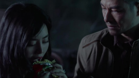 司機(jī)和美女膩歪，被眼鏡男打攪好事，氣得對(duì)他下死手
