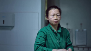 武汉日夜：护士一线抗击新冠疫情，卸下面罩后让人泪目