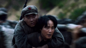 血战湘江：红军将士被砸伤腿，主席第一时间背起来救人