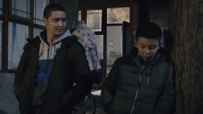 跑出一片天：小朋友看到田亮一條腿是假肢，暖心給他頒發(fā)獎(jiǎng)牌