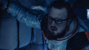 《月球陨落》发布“人类不好惹”片段 对战月球未知生命
